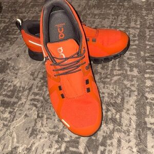 Size 8 Brand New water proof womens On Cloud 5 running shoes .